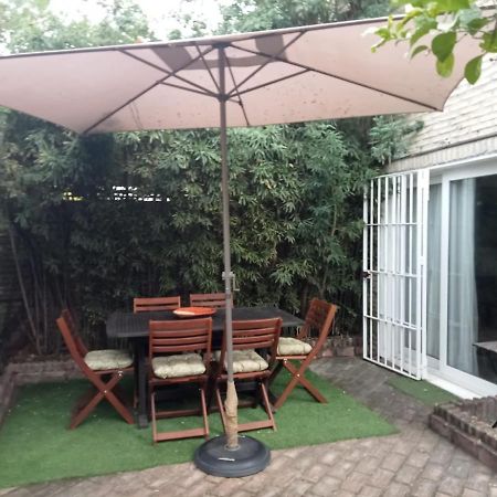 Dormir Entre Limones, Casa De Invitados En Vivienda Familiar Dos Hermanas Luaran gambar